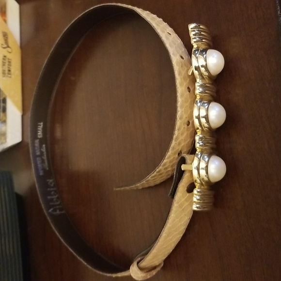 Fibbiol snakeskin belt.  Size small. Cream with golden pearl buckle - Picture 1 of 12